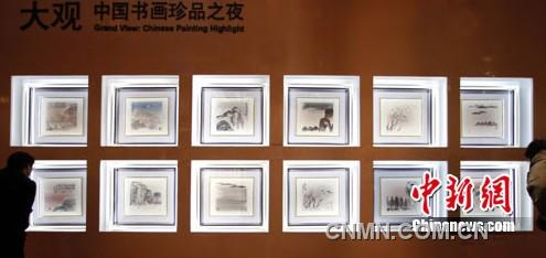 競買人觀看掛在預展現場的齊白石冊頁。