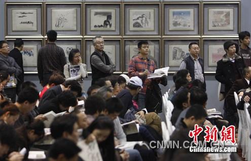 掛在拍賣現場的齊白石冊頁。