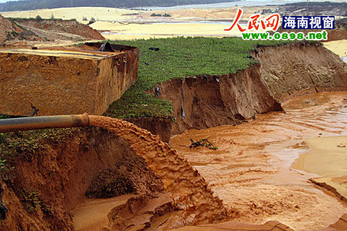 “粗大的水管正在排放采鈦礦產生的尾砂和污水。”在海南文昌市昌灑鎮白土村牧場坡附近,大型采礦機正在熱火朝天的運轉。為了2000多元的工資,兩位打工者不顧一切,被“圍”在數十米深的礦坑里工作。圖為文昌昌灑鎮白土村牧場坡附近的采鈦礦現場