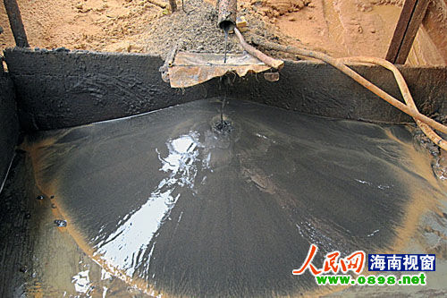 3月22日上午,記者在礦區看到數臺大型采礦機,其中一臺正在不停地運轉工作。而另一旁,數個大坑內有粗大的水管正在排放采礦產生的尾砂和污水,顯得渾濁不堪。順著排污管往下流,含有大量沙子和泥漿的污水排放到農田,使得破壞相當嚴重。