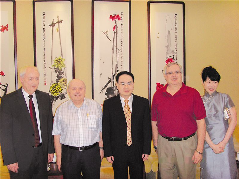 中國(guó)有色金屬工業(yè)協(xié)會(huì)會(huì)長(zhǎng)陳全訓(xùn)日前在京會(huì)見了國(guó)際鎂業(yè)協(xié)會(huì)總裁肯&middot;懷特先生、行政副總裁戈瑞格&middot;派徹爾先生、國(guó)際鎂協(xié)執(zhí)行委員會(huì)委員暨海鎂特集團(tuán)總裁網(wǎng)特&middot;法蘭克先生及國(guó)際鎂協(xié)亞洲區(qū)董事蔡文珊女士一行,雙方就如何進(jìn)一步加強(qiáng)合作與交流交換了意見。圖為 陳全訓(xùn)會(huì)長(zhǎng)(中)會(huì)見國(guó)際鎂協(xié)總裁肯&middot;懷特一行。