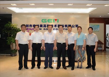 張建軍行長（中間）一行與格林美副總經理彭本超、財務總監麥昊天合影