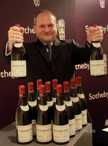蘇富比亞洲區(qū)洋酒部主管樓柏禮(RobertSleigh)及最高估價拍品&mdash;&mdash; 1990年羅曼尼&middot; 康帝