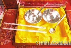 精美的銀碗、銀筷、銀匙