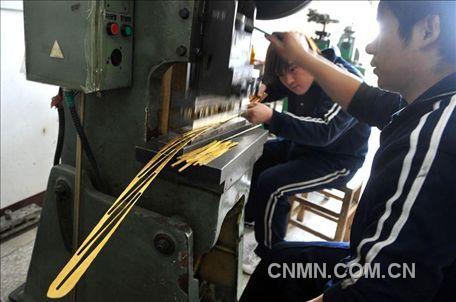 將制成黃金型材，進行鍛壓制成手鐲等飾品的雛形。