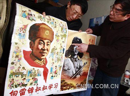 3月1日，房冠龍（左）向來訪的客人介紹自己最近添置的兩件藏品。