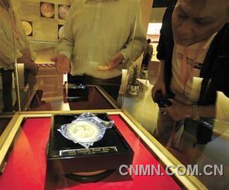 一塊重達1公斤的純金貨幣，面值只標了人民幣&ldquo;150元&rdquo;。