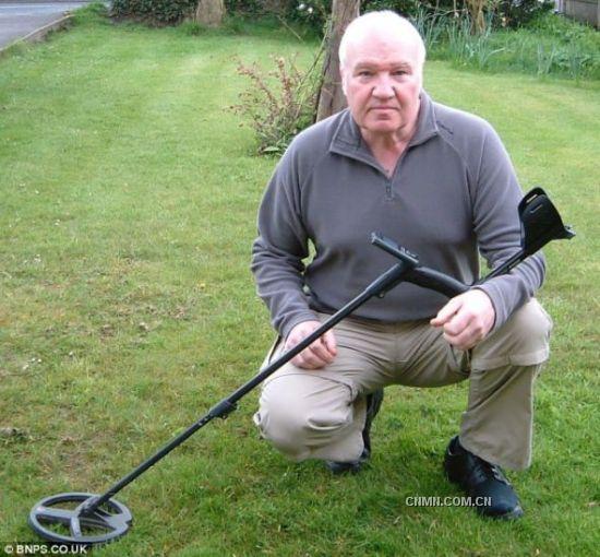 60歲的庫珀,正是他在柴郡桑德巴奇一名農(nóng)民的田里地發(fā)現(xiàn)了黃金胸針