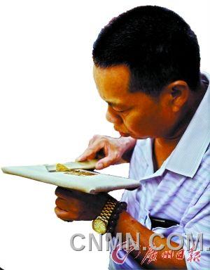 把鋪在烏金紙上的金箔用竹條挑起，切割成小片后用嘴吹氣再把金箔撩起到玉扣紙上，這些步驟都不能直接用手觸碰到金子。