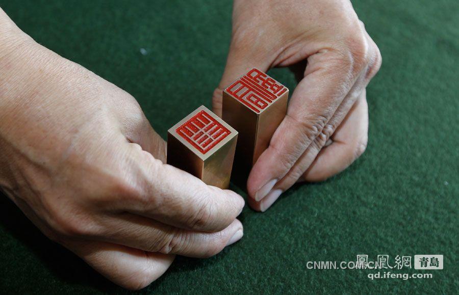 圖為:金屬篆刻作品。