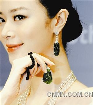 天然翡翠雕&ldquo;金枝玉葉&rdquo;吊耳環配絕世美模
