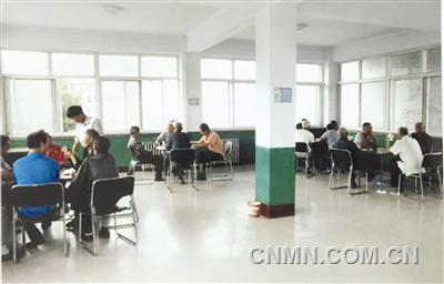 河北省承德市壽王玟勞動保障事務管理處（原壽王墳銅礦退休管理處）為給近3000名離退休職工創造更好的娛樂環境，多次對老年活動中心進行改造。今年又投資12萬元更換了采暖設施；為地面重鋪了地板磚；更換了臺球案，為棋牌室、閱覽室添置更換了桌椅；為樓頂做了彩鋼防水；對各層游藝室重新裝修粉刷，受到離退休職工的歡迎與稱贊。（劉樹強 劉鳳學 包學文）