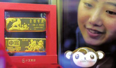 猴年賀歲金條提前開搶市場，在國際金價同比大幅下挫的背景下，今年的賀歲金條價格要便宜很多。昨天，中國黃金旗艦店首發七大系列猴年賀歲貴金屬產品，包括金條、金章、對聯等，其中&ldquo;猴年大吉&rdquo;、&ldquo;金猴傳世&rdquo;、&ldquo;猴年對聯&rdquo;產品均以稀缺高純金Au99.999為原料。