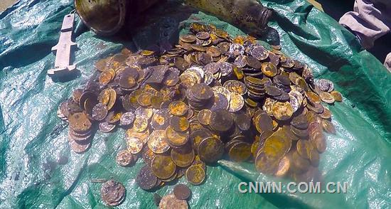 你以為海底藏寶真的只是傳說？那就錯了！據英國《每日郵報》9月27日報道，一組潛水員因參與新西蘭惠靈頓港的海床清理工作，結果邂逅了深藏海底的868枚金幣，這可是一筆不小的財富！