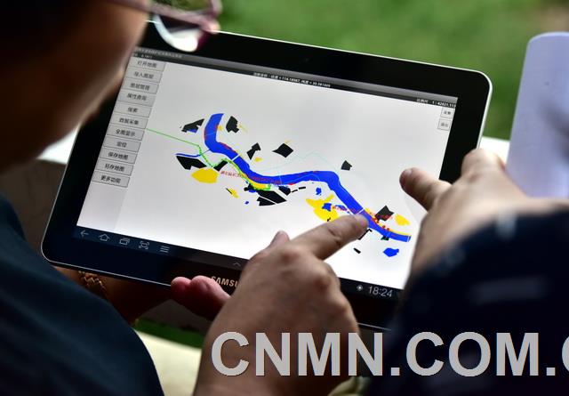 2017年9月7日,原環境保護部組織的長江經濟帶飲用水水源地環境保護執法專項行動第一督查組在湖北武漢督查。圖為督查人員通過飲用水水源保護區現場巡查衛星遙感支持系統在現場檢查。攝影/章軻