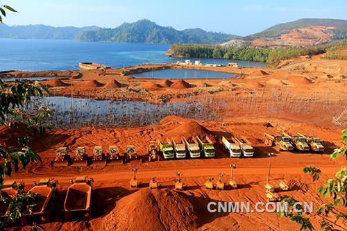 陳輝是一名工程測量師,2016年11月到印度尼西亞奧比島,擔起印尼金川紅土鎳礦項目的測量任務(wù)。該項目是“一帶一路”國際產(chǎn)能合作重點項目,也是陳輝所屬單位金川集團在印尼的首個項目。