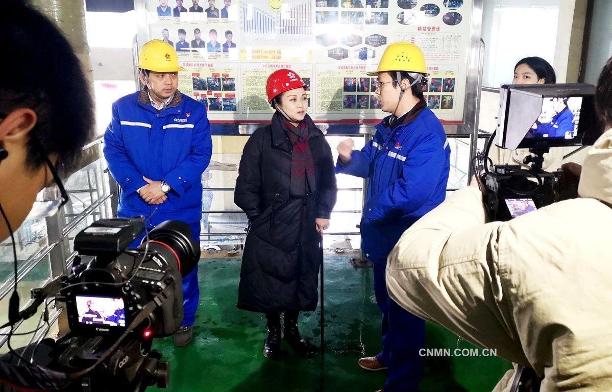 2月15日，中央電視臺兩會新聞中心記者專程到中國有色集團出資企業大冶有色金屬控股集團有限公司冶煉廠電解車間，實地采訪十三屆全國人大代表、大冶有色職工李莉，了解其服務冶煉生產發展、服務工礦企業職工的情況。