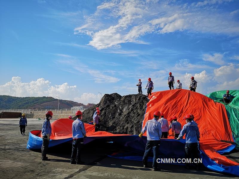 為避免天氣影響造成銅精礦損失和水分增加,進(jìn)一步加大保護(hù)沿海地區(qū)生態(tài)環(huán)境力度,中鋁東南銅業(yè)有限公司渣選廠組織黨員帶領(lǐng)群眾,同心協(xié)力,相互配合,為露天存放的銅精礦覆蓋篷布。紅色安全帽與篷布、藍(lán)色工作服與天空交相輝映,在作業(yè)現(xiàn)場(chǎng)筑成了一道亮麗的風(fēng)景線。