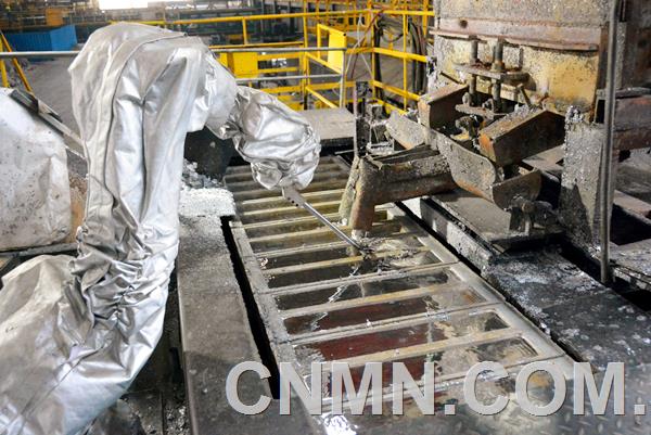 √國內第一臺鉛錠自動扒渣機器人入列江銅_副本