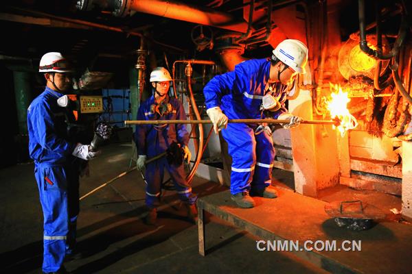 在金隆銅業有限公司閃速爐停爐大修前的最后一刻,員工莊重地從爐膛內提取出火種,保存在特制的燈罩內,以便在大修結束重新開爐時作為點火火種。自1997年投產以來,該公司雖經歷過多次設備大修,但閃速爐內的熊熊爐火從未熄滅過,22年生生不息,體現了金隆人注重歷史傳承的深厚冶煉情懷。