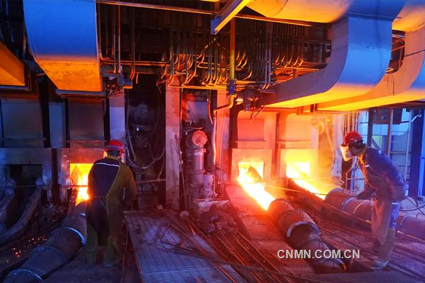 3月以來，為實現(xiàn)達產(chǎn)達標(biāo)任務(wù)目標(biāo)，中鋁東南銅業(yè)有限公司熔煉廠以&ldquo;共產(chǎn)黨員突擊隊&rdquo;為載體，在全體黨員及團員青年中深入開展&ldquo;兩帶兩創(chuàng)&rdquo;活動。全廠員工主動放棄休息時間，在熔體排放、鍋爐清灰等急難險重任務(wù)中體現(xiàn)了價值、彰顯了作用。圖為熔煉系統(tǒng)全負(fù)荷生產(chǎn)現(xiàn)場。