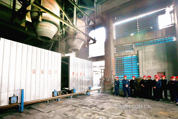 葫蘆島有色鉛鋅密閉鼓風爐系統自去年創造鼓風爐休風周期20天、精餾塔開動長達942天的行業最好水平以來,在生產安全穩定運行的基礎上,堅持以設備改造為抓手,強力推動節能降耗,讓這套運行了13年的鉛鋅冶煉生產系統挖出了新潛力,煥發了新活力,為鉛鋅鼓風爐系統高質量運行打下了更加堅實的基礎。