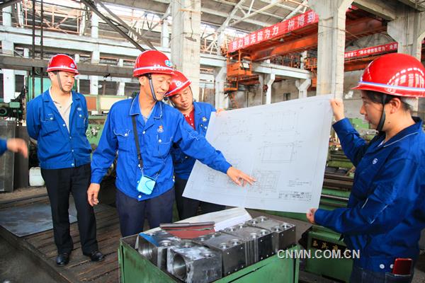 中鋁集團(tuán)勞動模范侯金富進(jìn)行攻關(guān)軋機(jī)油缸孔加工現(xiàn)場技藝傳承活動1_副本