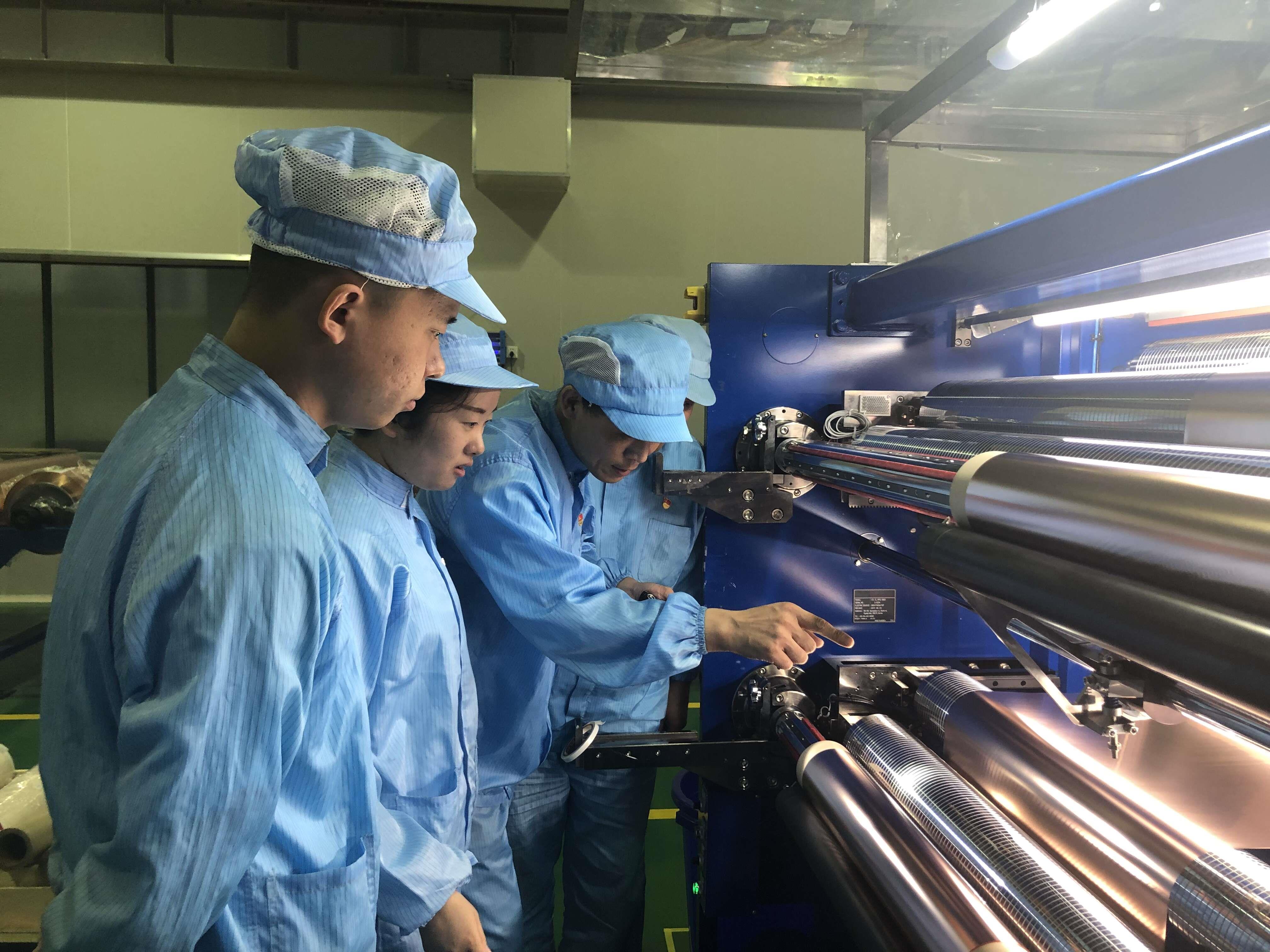 安徽銅冠銅箔公司銅陵銅箔黨支部積極推進標準化班組建設,黨支部書記吳保華(左三)深入一線班組,通過現場“聽、查、看、問”的方式,針對工作中存在的難點,與班組長溝通交流,共同尋找解決和改進的辦法,努力打造一支優秀的班組長隊伍,為促進班組建設工作做精、做實、做細奠定堅實的基礎。