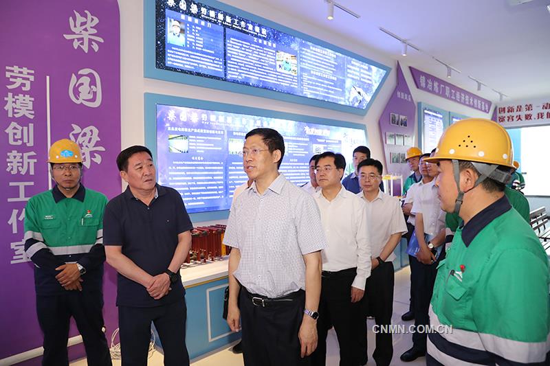 7月29日,甘肅省委常委、政法委書記胡焯到金川集團公司調研。公司黨委書記、董事長王永前,公司總經理、黨委副書記李尚勇,黨委副書記姚維信,金昌市委書記王建太,市委常委、政法委書記孟有柱等陪同調研。