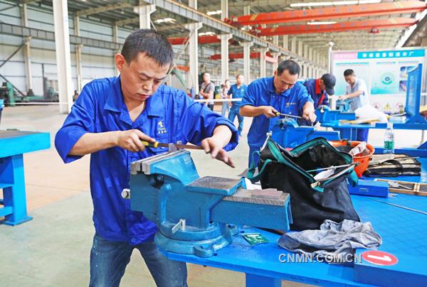 近日，銅陵有色金屬集團公司2019年鉗工技術比武在銅冠機械公司舉行，來自銅陵有色集團公司基層的16家單位37名鉗工參加了比武活動。