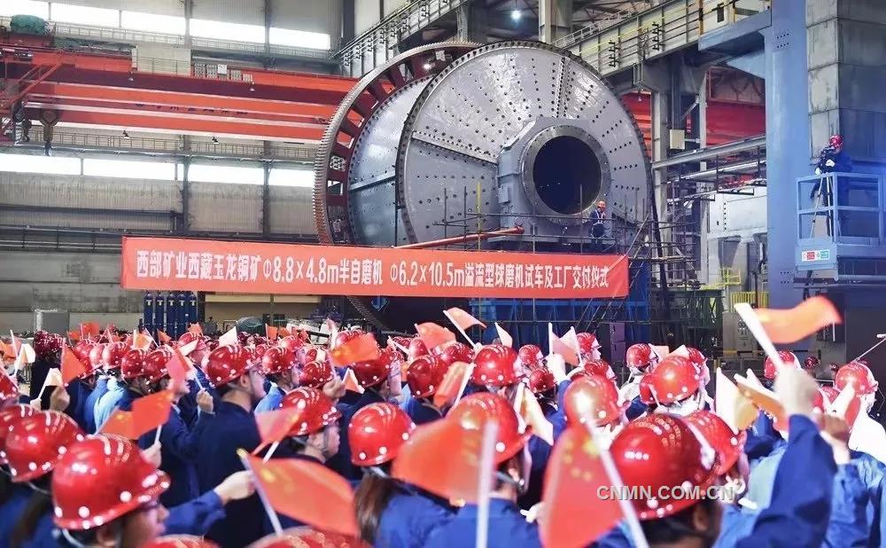 9月19日,為玉龍銅礦改擴建工程量身定制的特大型礦區國際高端礦業裝備——Φ8.8×4.8m半自磨機和Φ6.2×10.5m溢流型球磨機在中信重工順利完成試車,部分設備已運抵玉龍銅礦改擴建工程現場。