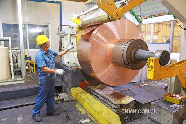 面對銅板帶市場產(chǎn)能過剩，產(chǎn)品同質(zhì)化競爭激烈，銅陵有色金屬集團(tuán)股份有限公司下半年繼續(xù)堅持以銷定產(chǎn)經(jīng)營策略，加大市場開拓，重點(diǎn)提高拳頭產(chǎn)品的銷售，取得了成效。9月份，該公司板帶產(chǎn)量達(dá)5169.5噸，銷量5003.7噸，產(chǎn)銷量均創(chuàng)下新高。