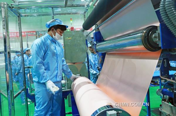 2019年12月26日上午,安徽銅冠銅箔公司年產(chǎn)1.5萬(wàn)噸高精度特種電子銅箔擴(kuò)建項(xiàng)目(二期Ⅱ段)投產(chǎn)儀式舉行。儀式上,新裝生產(chǎn)線正式啟動(dòng)運(yùn)行,并成功生產(chǎn)出高精度特種電子銅箔。項(xiàng)目參建單位、銅冠銅箔公司負(fù)責(zé)人和員工參加儀式。