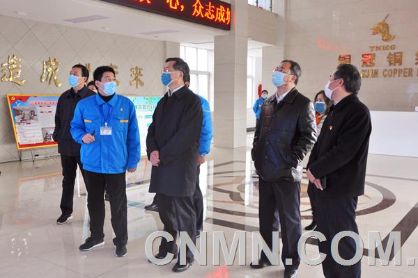 2月14日上午，安徽省政協副主席、安徽省新型冠狀病毒感染的肺炎疫情防控工作第十四督導檢查組組長韓軍（圖中右三）到安徽銅冠銅箔公司督查新冠肺炎疫情防控及復工復產情況。