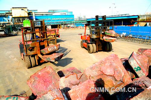 金隆銅業有限公司想方設法克服疫情為原料供應帶來的不利影響,加大對各種生產原料,尤其是冷銅的采購力度。該公司商務部門和生產車間聯動對接,動態跟蹤冷銅采購工作,滿足復工復產后的正常生產所需,確保企業健康平穩運行。圖為剛剛到貨的冷雜銅原料運輸現場。