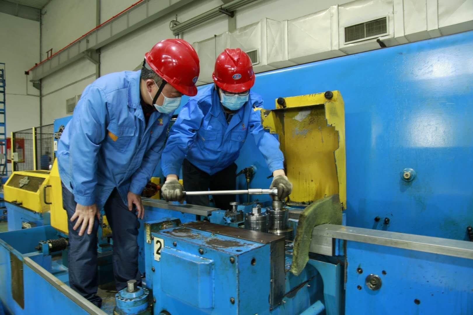 3月23日上午，安徽銅冠銅箔公司換位線工場(chǎng)順利交付3月復(fù)工后的第二筆訂單，這一切除了得益于該工場(chǎng)員工的辛勤勞作，也得益于該工場(chǎng)黨支部及時(shí)成立黨員維修小組，修復(fù)了提供原材料的精軋機(jī)。