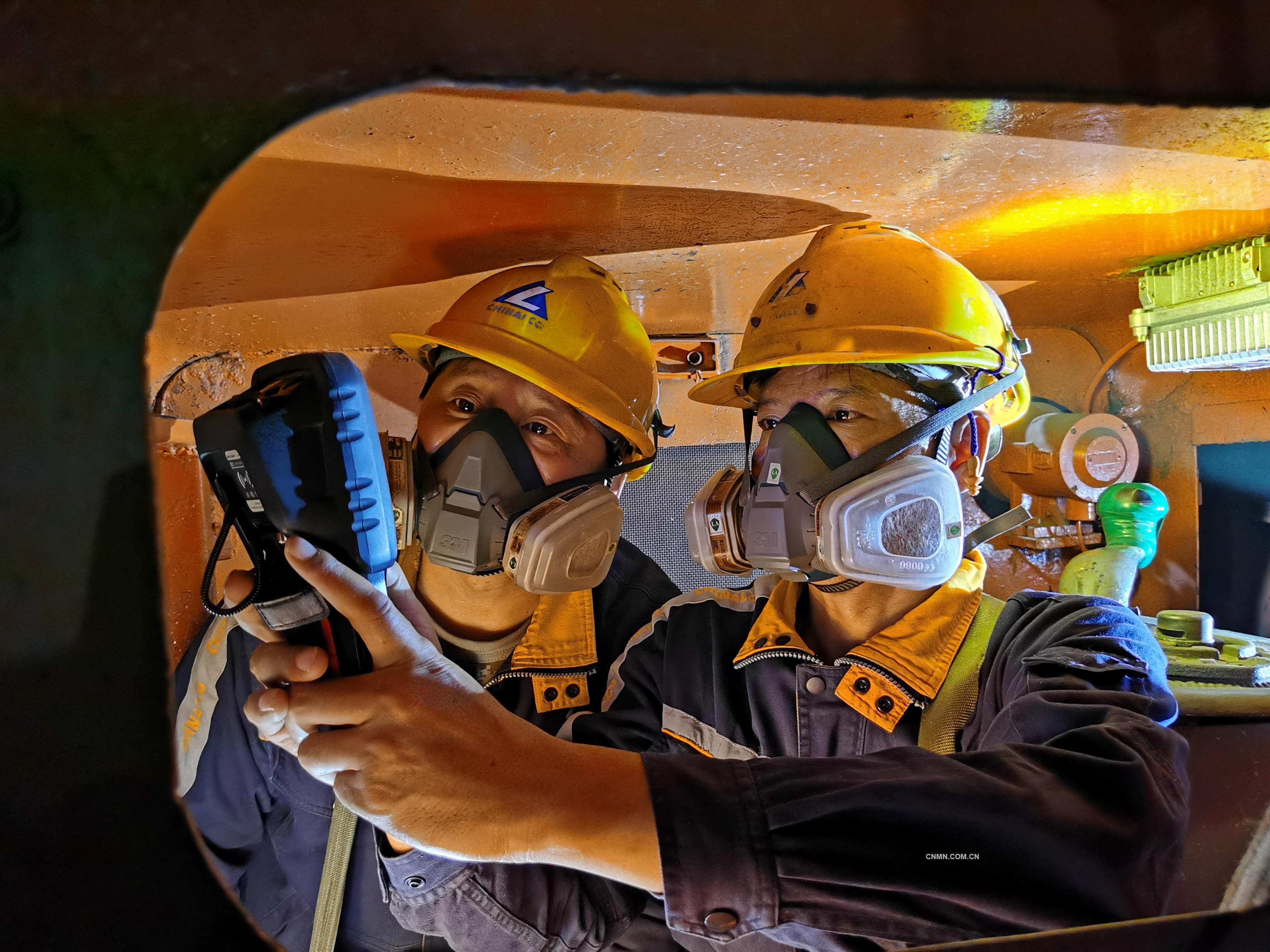 云南銅業(yè)股份有限公司玉溪礦業(yè)嚴(yán)格落實(shí)各項(xiàng)工作要求，將&ldquo;搶跑&rdquo;進(jìn)行到底，積極應(yīng)對(duì)新冠肺炎疫情的嚴(yán)峻形勢(shì)，克服銅市場(chǎng)帶來(lái)的不利影響，在&ldquo;搶跑&rdquo;中降成本、提效益，推進(jìn)全要素對(duì)標(biāo)，樹(shù)立過(guò)緊日子思想，從小事、點(diǎn)滴中節(jié)約材料成本費(fèi)用，堅(jiān)決打贏提質(zhì)增效攻堅(jiān)戰(zhàn)。圖為該公司員工對(duì)井下運(yùn)礦機(jī)車(chē)進(jìn)行檢查確認(rèn)，加強(qiáng)設(shè)備維護(hù)保養(yǎng)，提高機(jī)車(chē)運(yùn)行的安全性、可靠性及穩(wěn)定性。