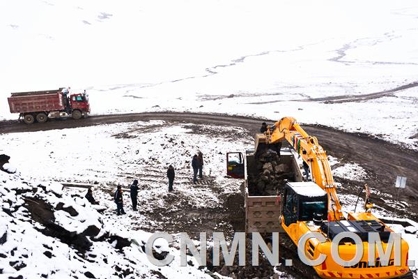 6月，祖國的大部分地區已進入高溫炎夏，而地處青藏高原海拔5200米的云南馳宏鋅鍺股份有限公司西藏鑫湖礦業有限公司洞中拉礦部營地依然漫天大雪。