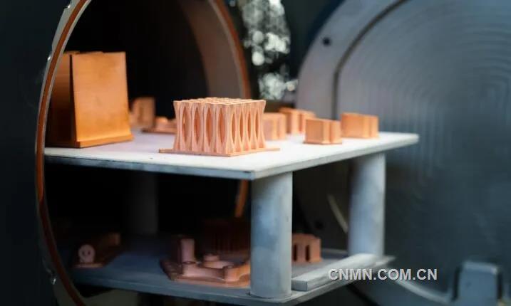 金屬3D打印技術能夠制造復雜的功能集成零部件，這一優勢在銅金屬制造領域也同樣能夠得到體現，比如說在銅電感線圈制造領域，金屬3D打印技術就可以用于替代傳統制造工藝，直接制造復雜電感線圈, 避免對于組裝的需求和因焊接帶來的不足。