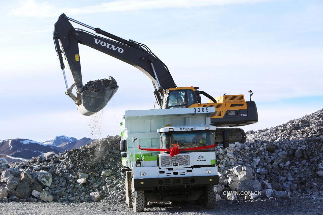 新能源純電動(dòng)礦用自卸車(chē)開(kāi)進(jìn)雪域高原,開(kāi)啟“綠色運(yùn)輸”新模式,其成本低、無(wú)污染、運(yùn)轉(zhuǎn)快、安全高、智能化的特點(diǎn),符合礦山未來(lái)高效率、高質(zhì)量發(fā)展趨勢(shì),體現(xiàn)出西部礦業(yè)集團(tuán)樹(shù)立和踐行“綠水青山就是金山銀山”理念的決心。