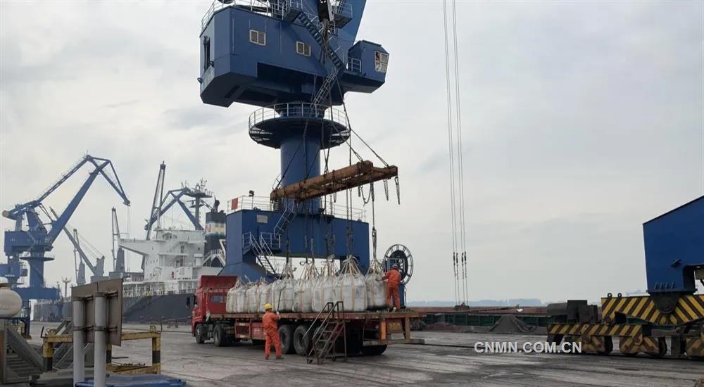 5月24日晚8點50分,一艘載有來自蒙古國銅精礦原料的船舶,順利抵達南京碼頭。