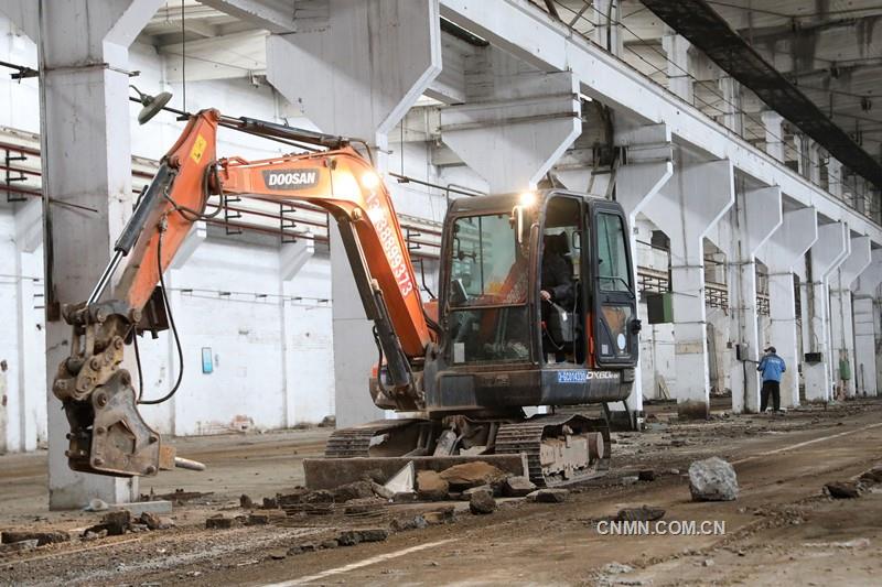 近日，在洛陽銅業占地4796平方米的原裝備技術公司工具車間閑置廠房內，一臺鉤機在車間內來往穿梭、平整地坪&mdash;&mdash;洛陽市花卉市場搬遷地正在如火如荼地施工中。