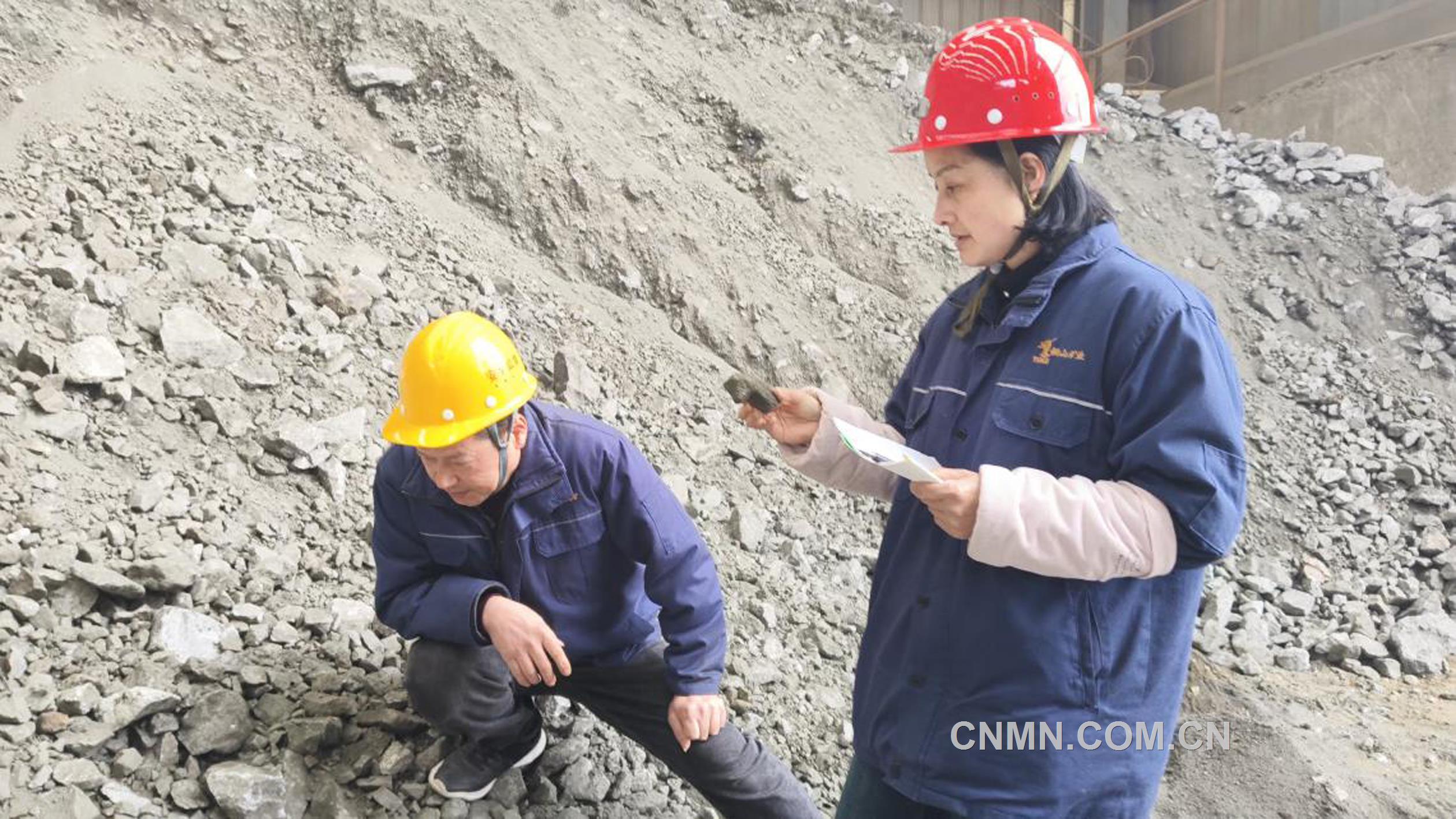 銅陵有色-綜合統(tǒng)計(jì)員潘新明在查看堆礦場(chǎng)備礦情況。