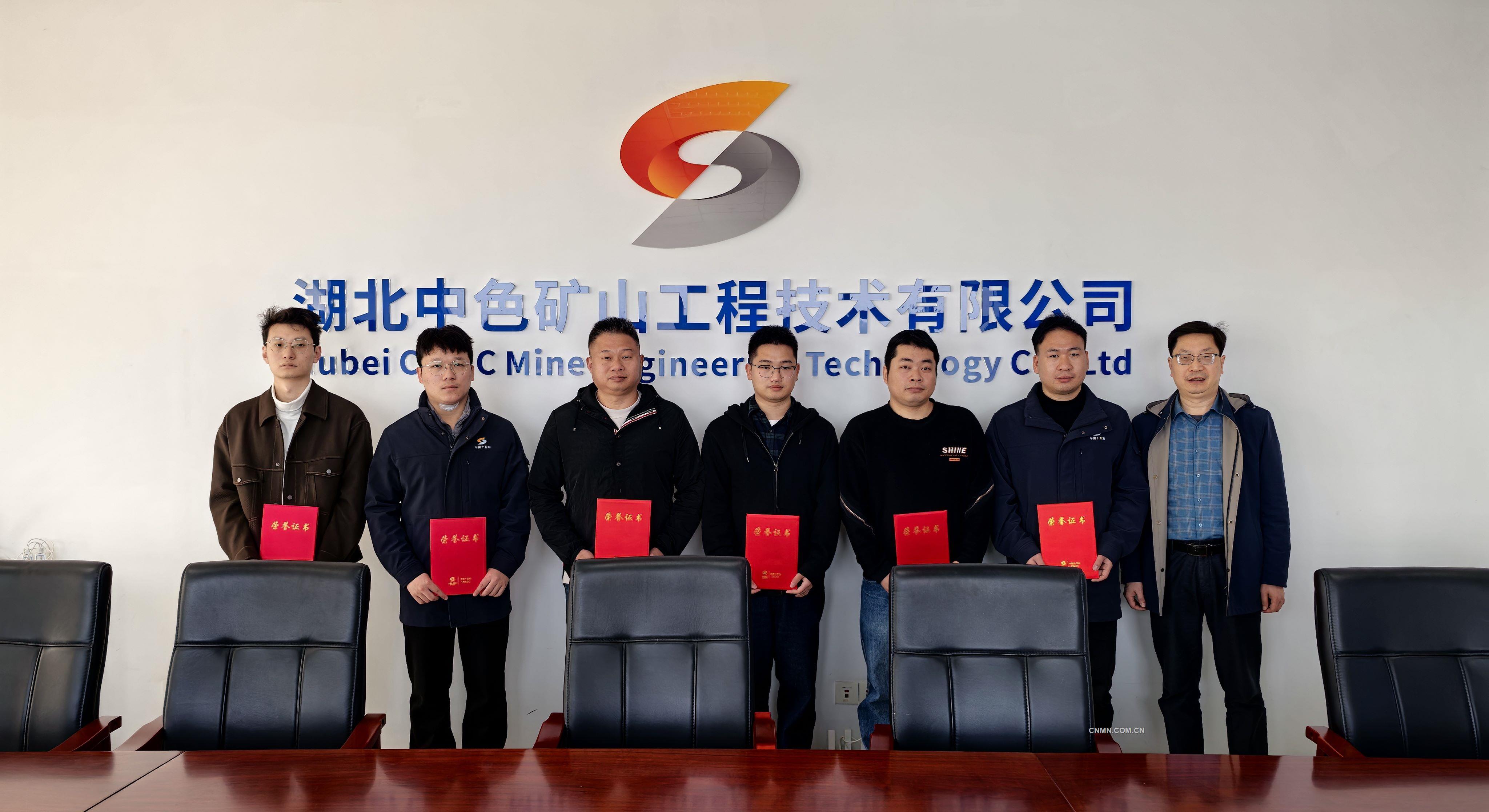 圖為為無償獻(xiàn)血職工頒發(fā)榮譽(yù)證書(1)