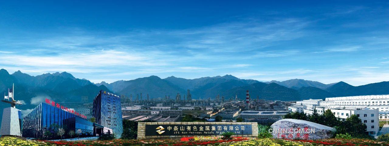 　　上半年，公司實現(xiàn)營業(yè)收入（合并）預計完成計劃的100%；利潤預計完成年度考核指標的85%；處理礦量預計完成計劃的103%；精礦含銅完成計劃的103%；陰極銅預計完成計劃的100%，金錠預計完成計劃的146%，完成年計劃的54.2%，創(chuàng)歷史最高水平，銀錠預計完成計劃的125%，完成年計劃的53.2%；預計生產(chǎn)銅帶、銅箔分別為完成計劃的53.5%、51%。穩(wěn)步實現(xiàn)了&ldquo;時間過半、任務過半&rdquo;目標，以卓越的經(jīng)營成果交出高質(zhì)量答卷！