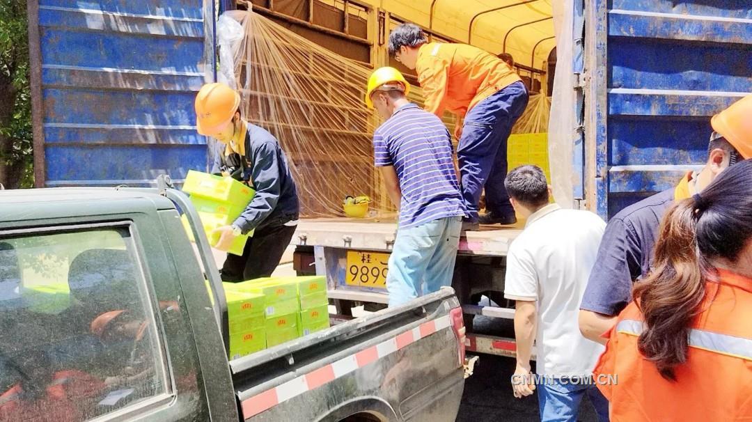 韶關(guān)冶煉廠工會(huì)組織為一線職工送清涼