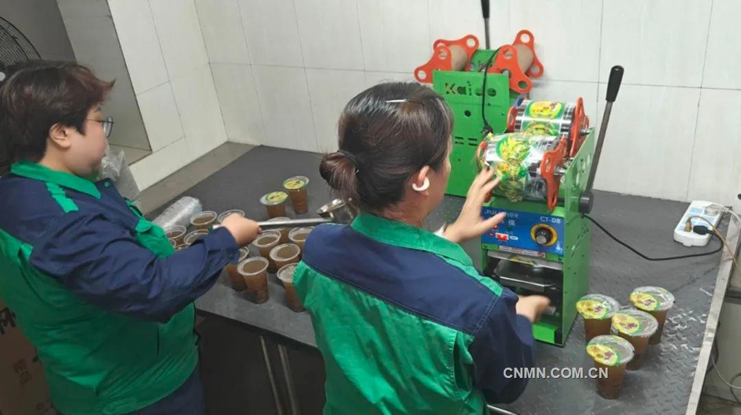 金川集團銅貴公司為職工制作清涼飲料