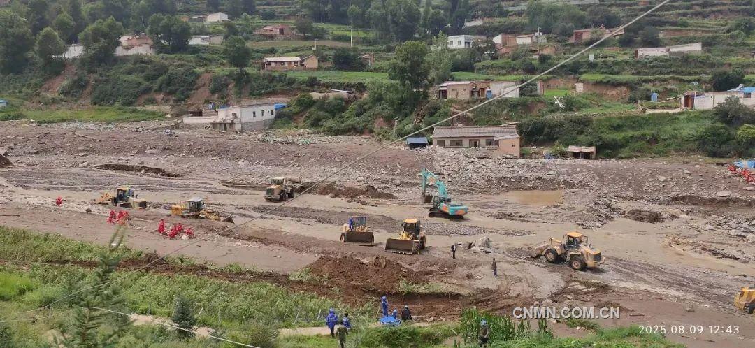 中國十七冶搶險救災工作隊在榆中縣舊莊溝村附近修建臨時便道