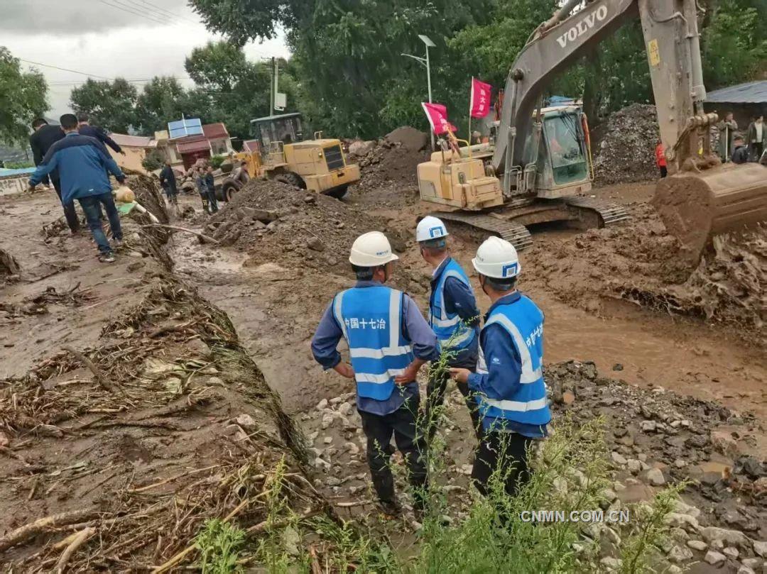 中國十七冶搶險救災工作隊在甘肅榆中救災一線組織作業