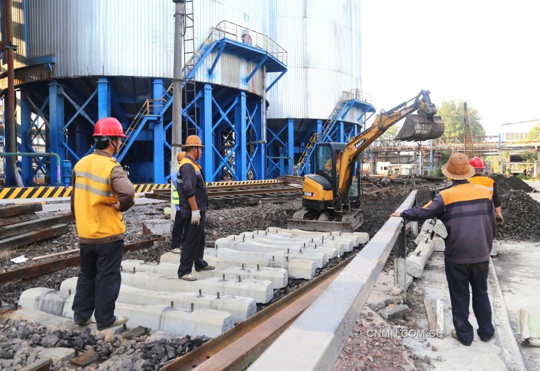 51816中部陸港-人機協(xié)同進行廠內(nèi)12號線檢修改造作業(yè)。